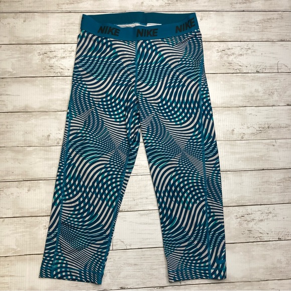 Nike Abstract Print Capri Legging Size Medium - Picture 8 of 8